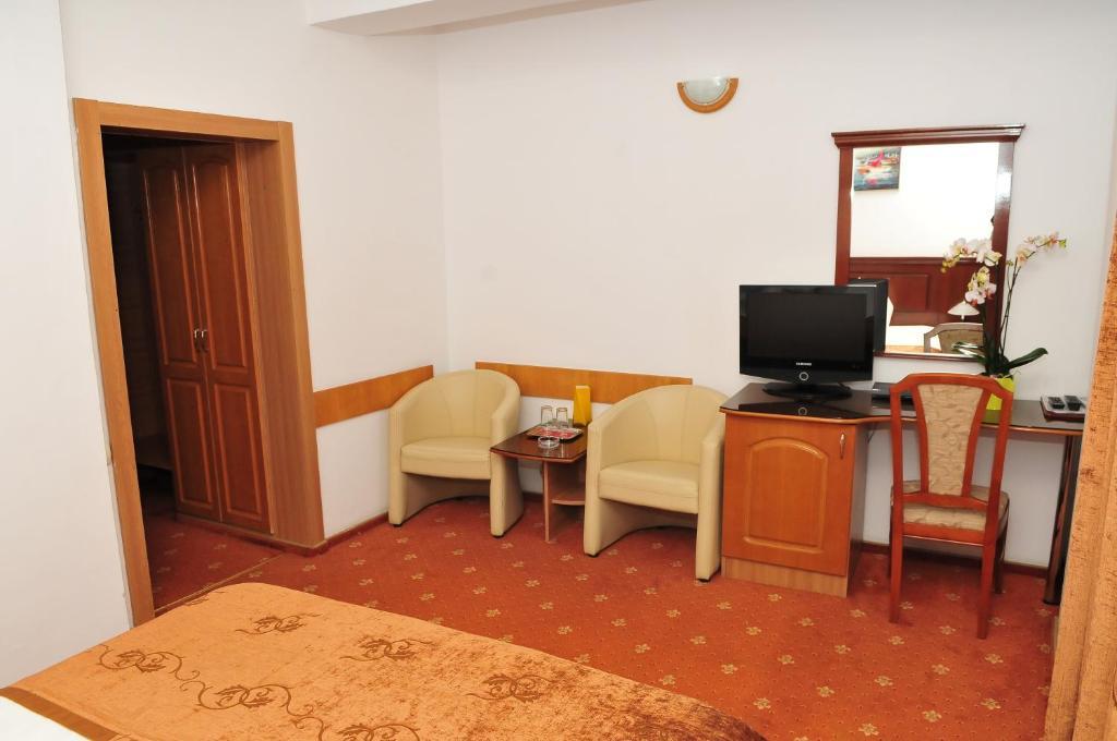 Hotel Emma Est Craiova Exterior photo