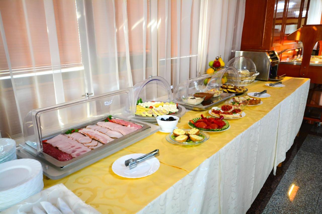 Hotel Emma Est Craiova Exterior photo